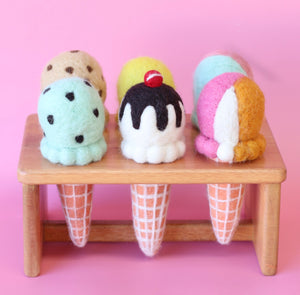 ON SALE 6 HOLE ICE CREAM STAND ( ice creams sold seperatly)